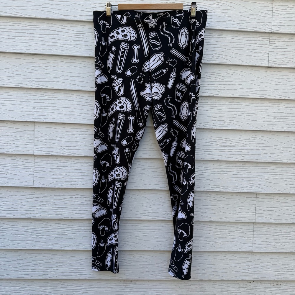 Meow Wolf women’s black and white psychedelic leggings women’s size Xl. NWOT